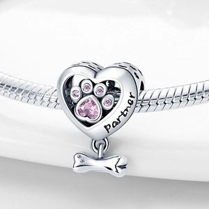 Détail du pendentif en cœur avec patte en zircon rose et gravure Partner