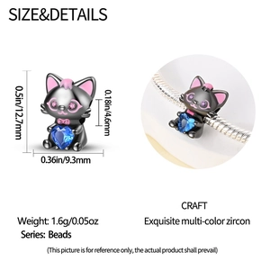 Détail macro du pendentif chat noir avec zircon cœur bleu et spécifications