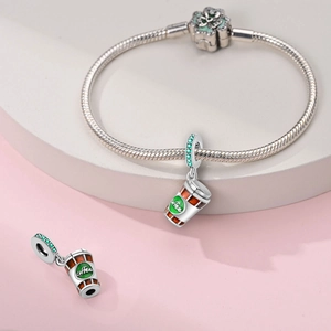 Detail eines Kaffeetassen-Anhängers mit grünem Zirkon auf dem Silberarmband