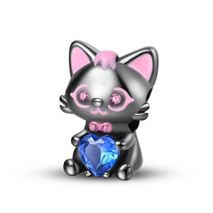 Détail du charm chat noir avec cristal de cœur bleu et détails en émail rose