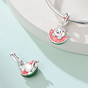 Makro-Detail von Katzen- und Wassermelonen-Charm mit Emaille auf Silberarmband