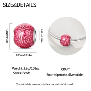 Dettaglio macro dello charm a rosa in smalto rosa con dimensioni e trama argento