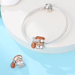 Silberner Kaffeetassen-Anhänger mit Schriftzug auf einem Schlangen-Gliederarmband