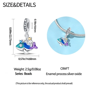 Charm baleine détaillé avec design de château en émail dégradé bleu-violet et gemmes