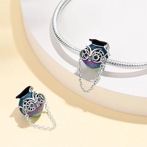 Détail d'une breloque hibou avec chapeau de diplômé et émail dégradé pour bracelets