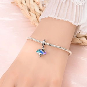Bracelet chaîne serpent en argent avec breloques de poissons en émail et zircons