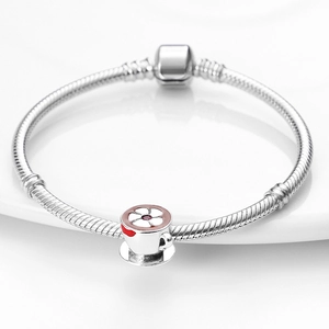 Silbernes Schlangenarmband mit Kaffeetasse-Charm und roten Emaille-Blumendetails