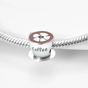 Silberner Kaffeetassen-Charm mit grüner Gravur und Blumenmuster an Schlangen-Armband