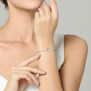 Detailansicht eines Kaffeetassen-Anhängers aus S925 Silber am Schlangen-Armband