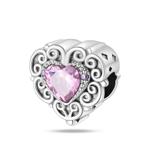 Macro-opname van hol hartbedeltje met roze zirkoon en zilveren filigraan voor armband
