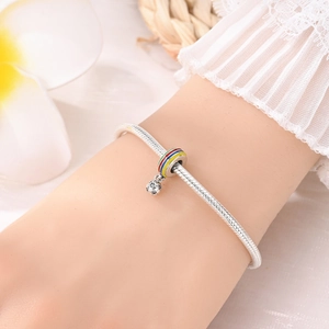Detalle de pulsera de cadena de serpiente de plata con cuenta a rayas y dije de fútbol
