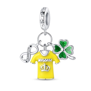 Charm de fútbol tres en uno con camiseta amarilla, trébol verde y colgante de campeón