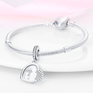 Detalle de la pulsera de cadena de serpiente plateada con colgante de corazón madre e hijo