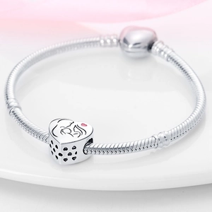 Detalle de pulsera de cadena de serpiente plateada con cierre de corazón y colgante de madre