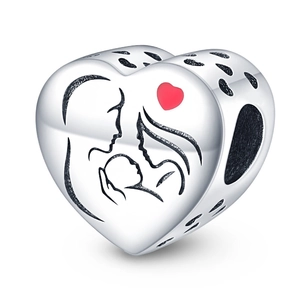 Detalle del dije corazón de plata con silueta familiar y pequeño corazón esmaltado rojo