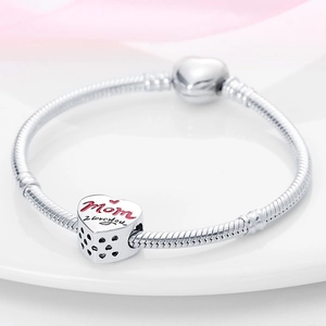 Primer plano de charm corazón plateado con grabado Mom I love you en cadena de serpiente