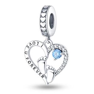 Detalle de dije de corazón en plata con pies de bebé y grabado I LOVE U FOREVER