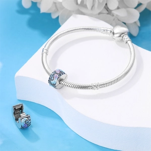 Dettaglio del marchio S925 su un bracciale con ciondoli in smalto blu e viola