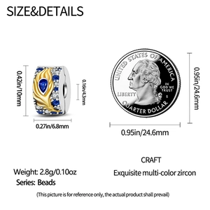 Dettaglio macro dello charm piuma di pavone con zirconi blu e specifiche di 2,8 g