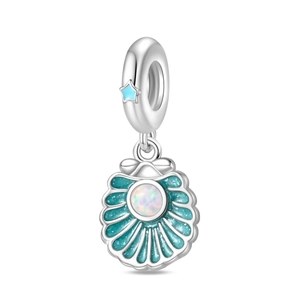 Détail d'un charm coquillage en argent 925 avec émail sarcelle et incrustation d'opale
