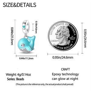 Ciondolo balena blu luminosa in argento smaltato con misure accanto a una moneta