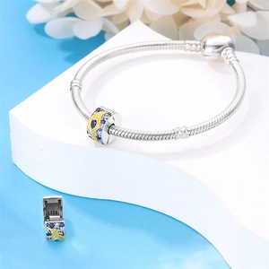 Dettaglio del bracciale a maglia snake in argento con chiusura a cuore e marchio S925