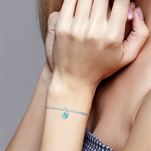 Bracciale a serpente d'argento con ciondolo a balena in smalto blu al polso