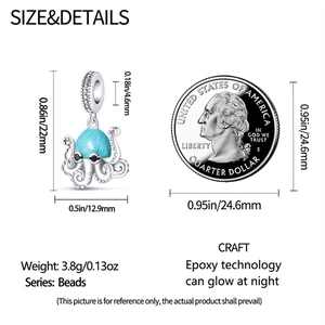 Dettaglio charm polpo in argento luminoso con dimensioni di 22mm e finitura blu
