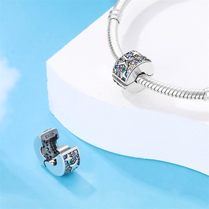 Vista macro dello charm clip in argento S925 con stelle in zircone colorate su catena