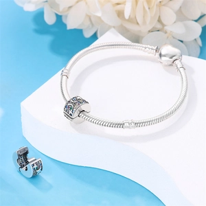 Dettaglio macro dello charm in argento S925 con design a stella cava e zirconi colorati
