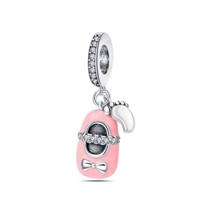Detalle del colgante de zapato de bebé en esmalte rosa y dije de pie con circonitas