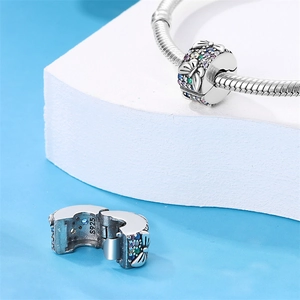 Dettaglio macro della clip a farfalla in argento S925 con zirconi multicolore brillanti