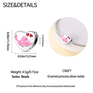 Detalle del dije de pájaro en forma de corazón con esmalte rosa y medidas precisas
