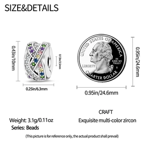 Vista macro del charm in argento intrecciato con zirconi multicolore e le sue dimensioni