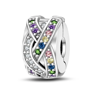 Dettaglio charm in argento a forma di X con zirconi colorati per bracciali fai-da-te