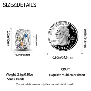 Dettaglio charm piuma in argento con zirconi colorati e scala di riferimento misure