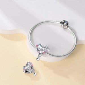 Vista macro de colgante de corazón con flores y grabado de Mothers Day para pulsera