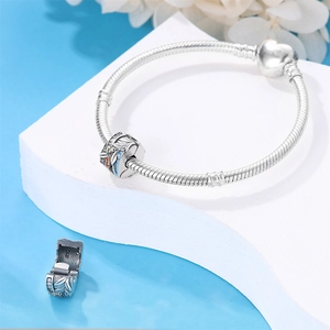 Dettaglio del bracciale a catena serpente in argento con chiusura a cuore e charm