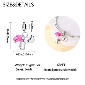 Detalle de dije de plata con biberón rosa y corazón grabado para pulsera de mamá