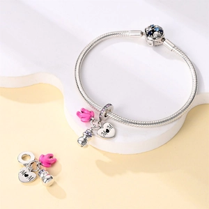 Primer plano de pulsera de cadena de serpiente plateada con colgante de corazón MOM