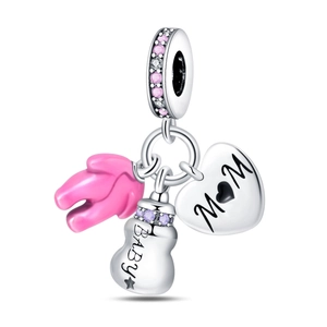 Detalle de dije de zapato de bebé, biberón y corazón de plata con esmalte rosa y circonitas