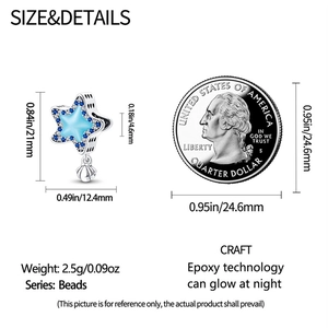 Ciondolo a stella luminosa con zircone blu e pendente a conchiglia accanto a una moneta