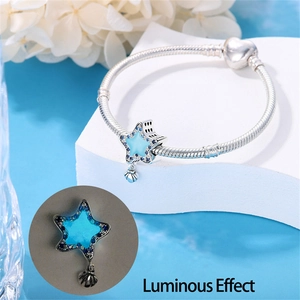 Charm a stella luminosa su bracciale a maglia snake con pietra fluo e dettaglio conchiglia