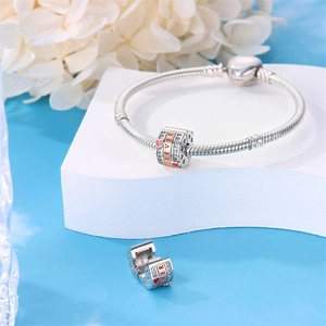 Dettaglio del charm in argento S925 con incisione Forever e cuore rosso su catena snake