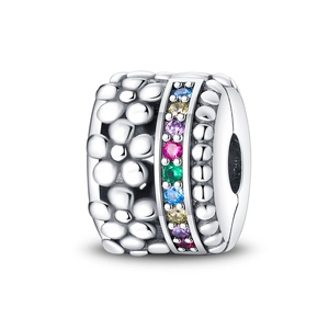 Dettaglio charm in argento con pietre di zircone colorate e motivo floreale a sbalzo