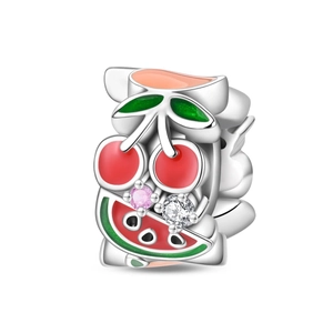 Nahaufnahme von Kirsch- und Wassermelonen-Charm mit Emaille und Zirkonia-Steinen