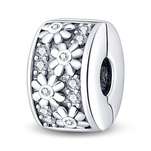 Dettaglio charm clip a margherita in argento con micro-intarsio in zirconi trasparenti