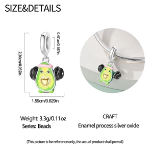 Dimensiones detalladas del dije de aguacate y ejemplo de estilo en pulsera de plata
