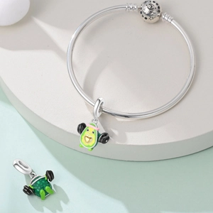 Detalle de dijes de aguacate con pesas en pulsera de cadena de serpiente de plata