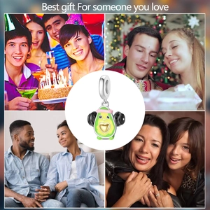 Detalle de dije de aguacate con esmalte verde y corazón dorado en ambiente de regalo